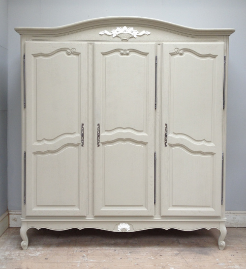 OLD FRENCH PROVENCAL STYLE 3 DOOR ARMOIRE